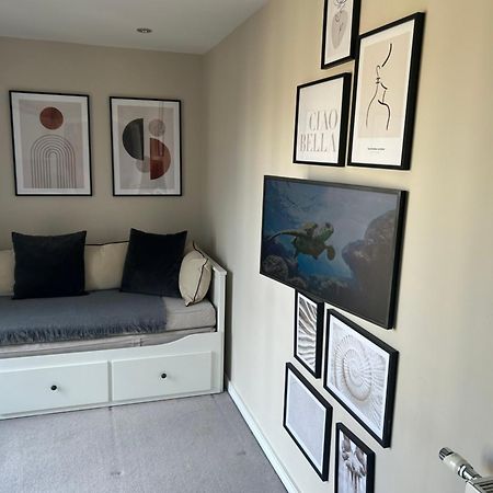 Cosy Bedroom In Luxury Apartment Londra Dış mekan fotoğraf