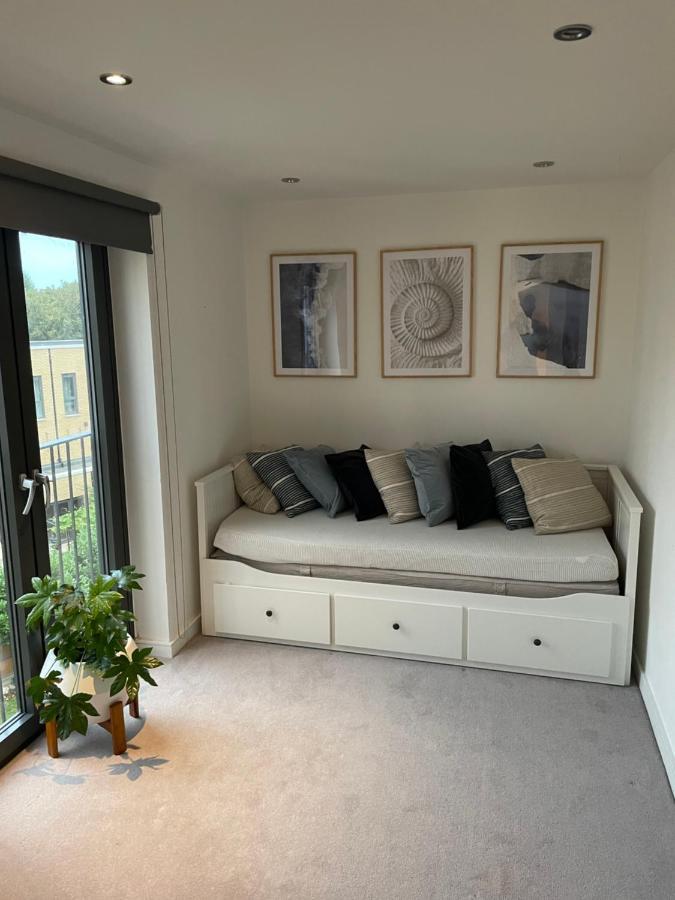Cosy Bedroom In Luxury Apartment Londra Dış mekan fotoğraf