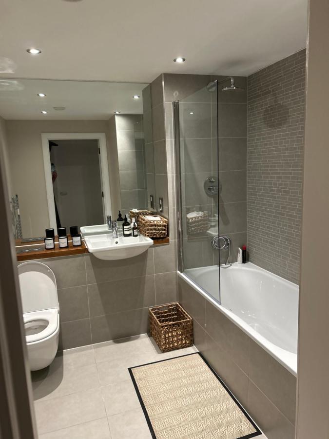 Cosy Bedroom In Luxury Apartment Londra Dış mekan fotoğraf