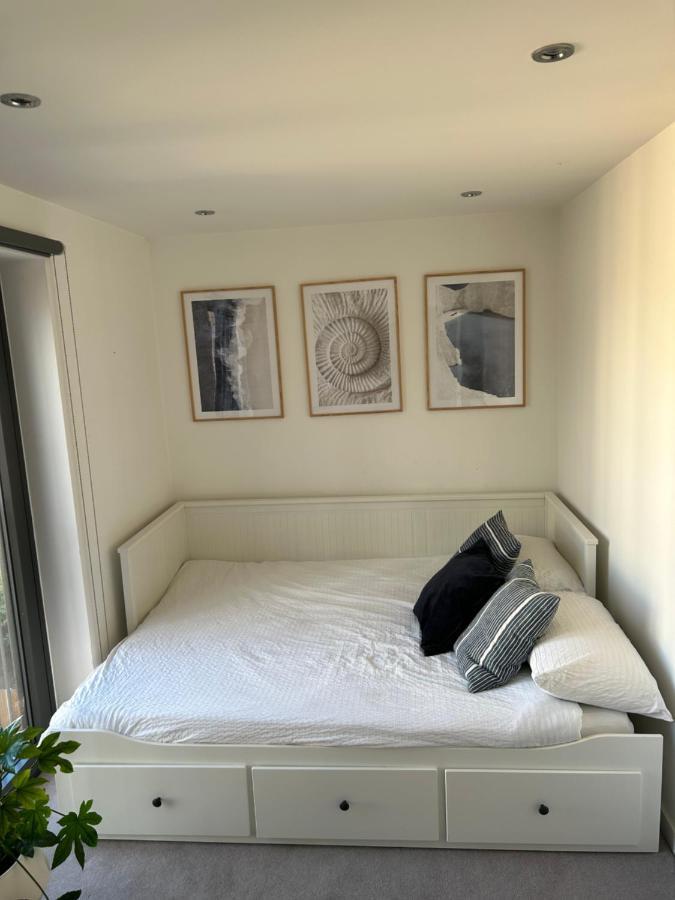 Cosy Bedroom In Luxury Apartment Londra Dış mekan fotoğraf